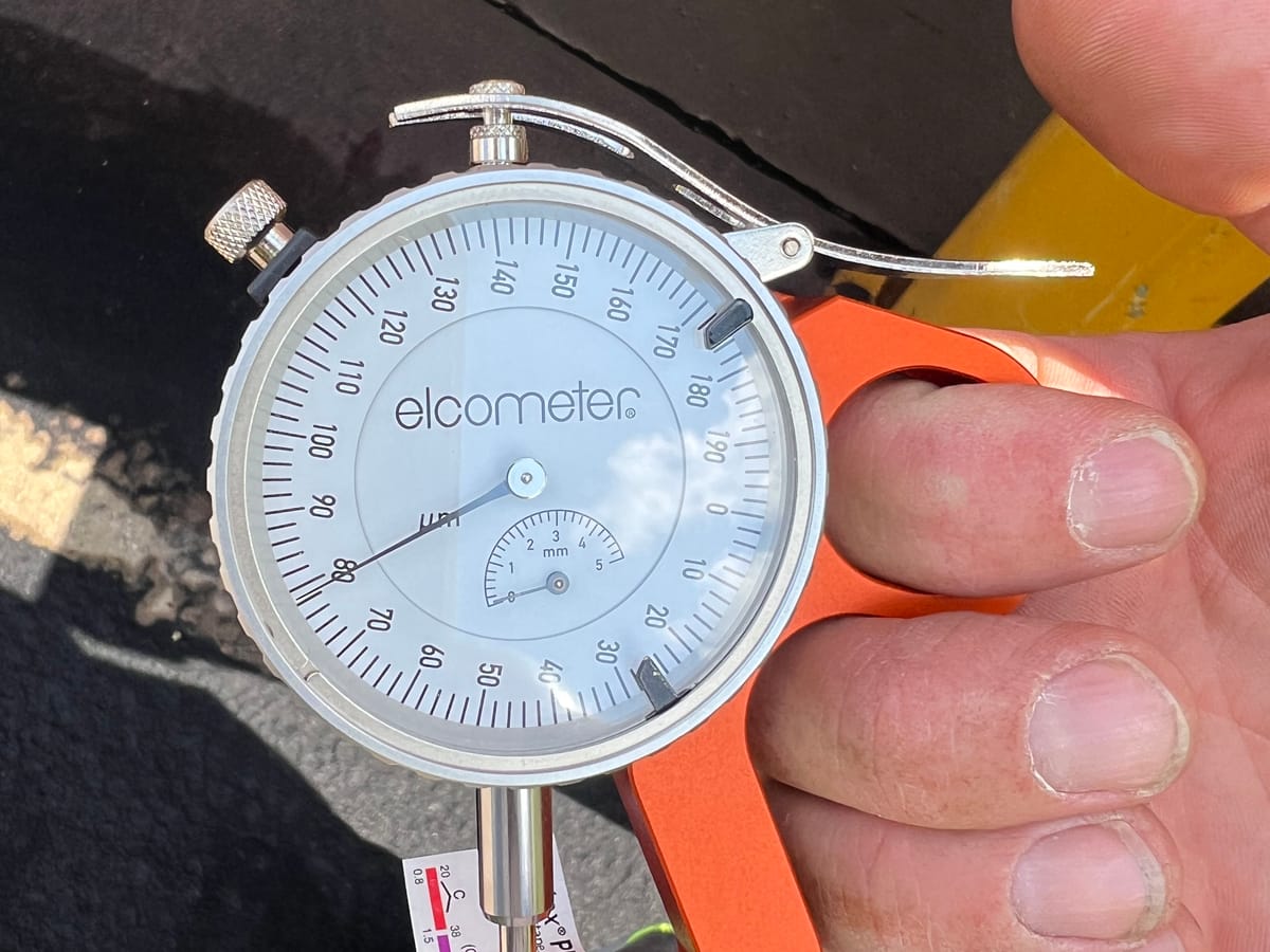 Het straalprofiel meten met een Elcometer-meetklok in µm