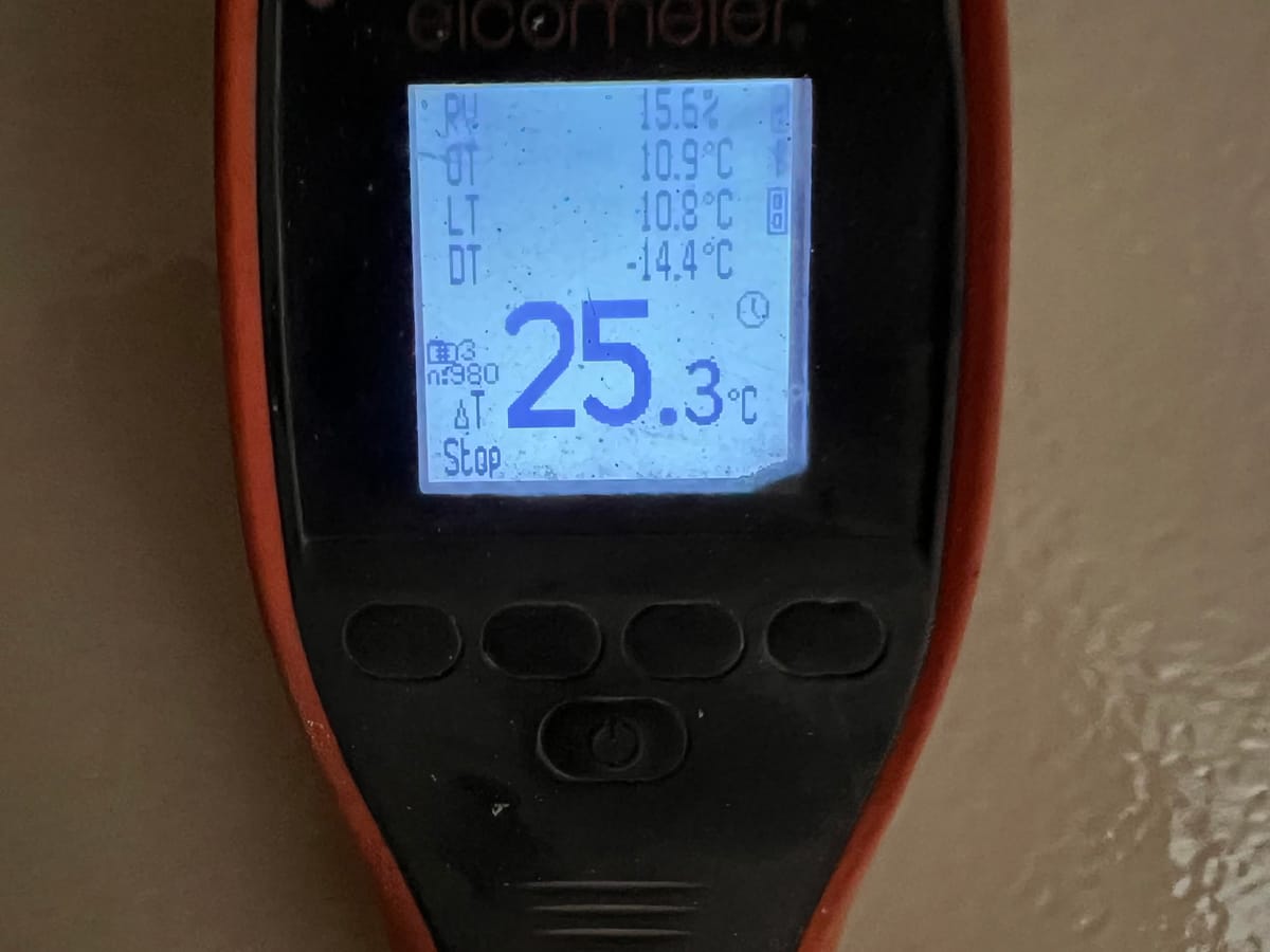 Elcometer dauwpuntmeter toont luchtvochtigheid, oppervlaktetemperatuur en dauwpunt