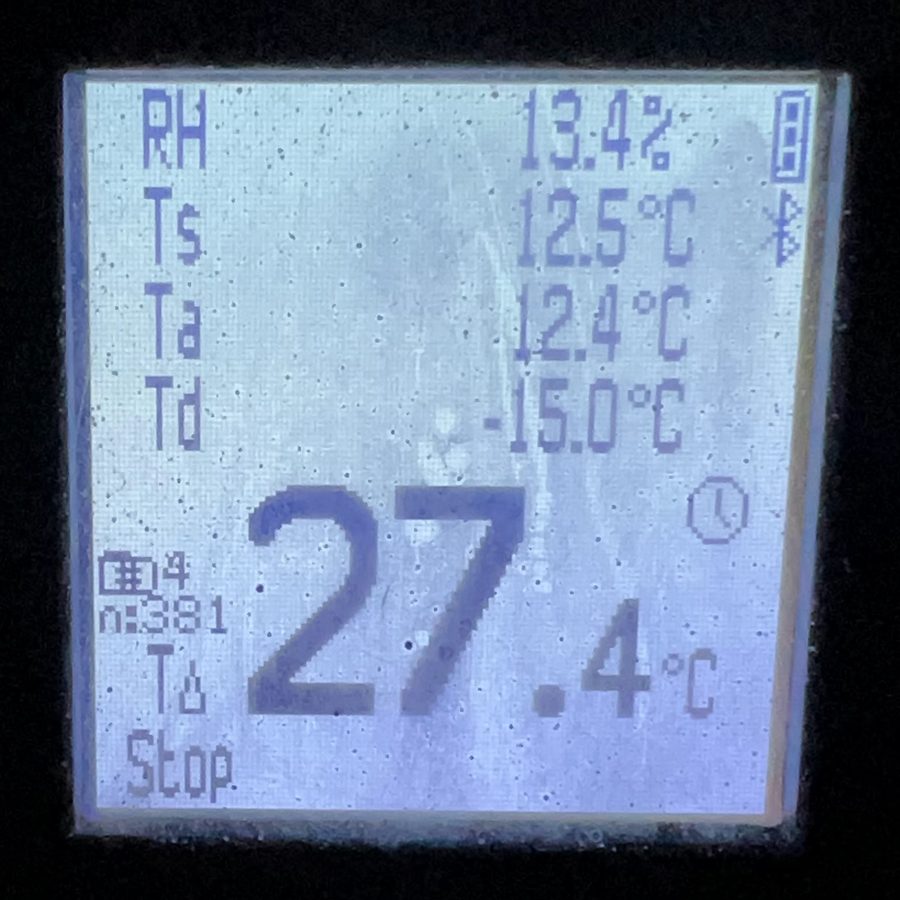 Dauwpuntmeter in een opslagtank: 13,4 procent relatieve vochtigheid en staal 27,4 graden boven het dauwpunt