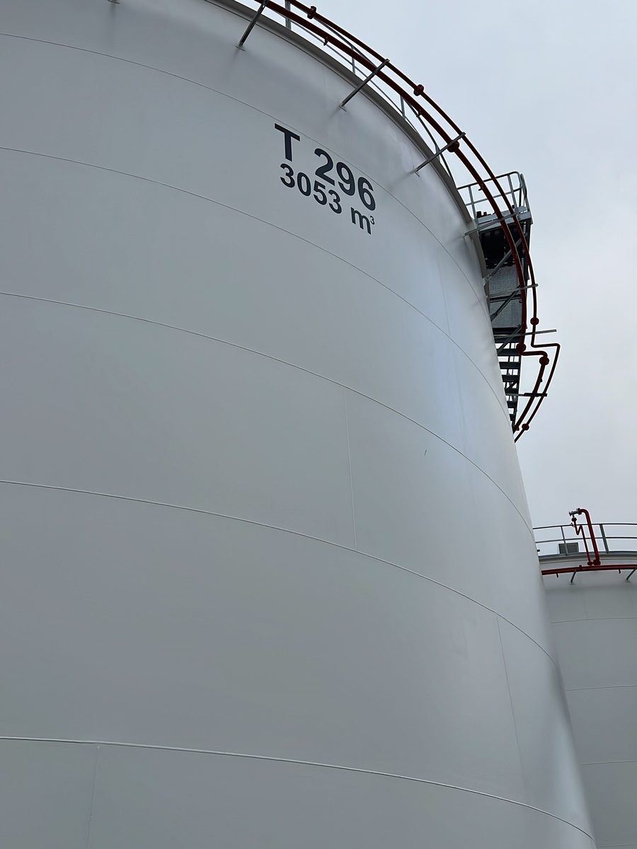 Buitenzijde van een opslagtank na tankcoating: wit meerlaagssysteem op tank T 296 van 3.053 m³
