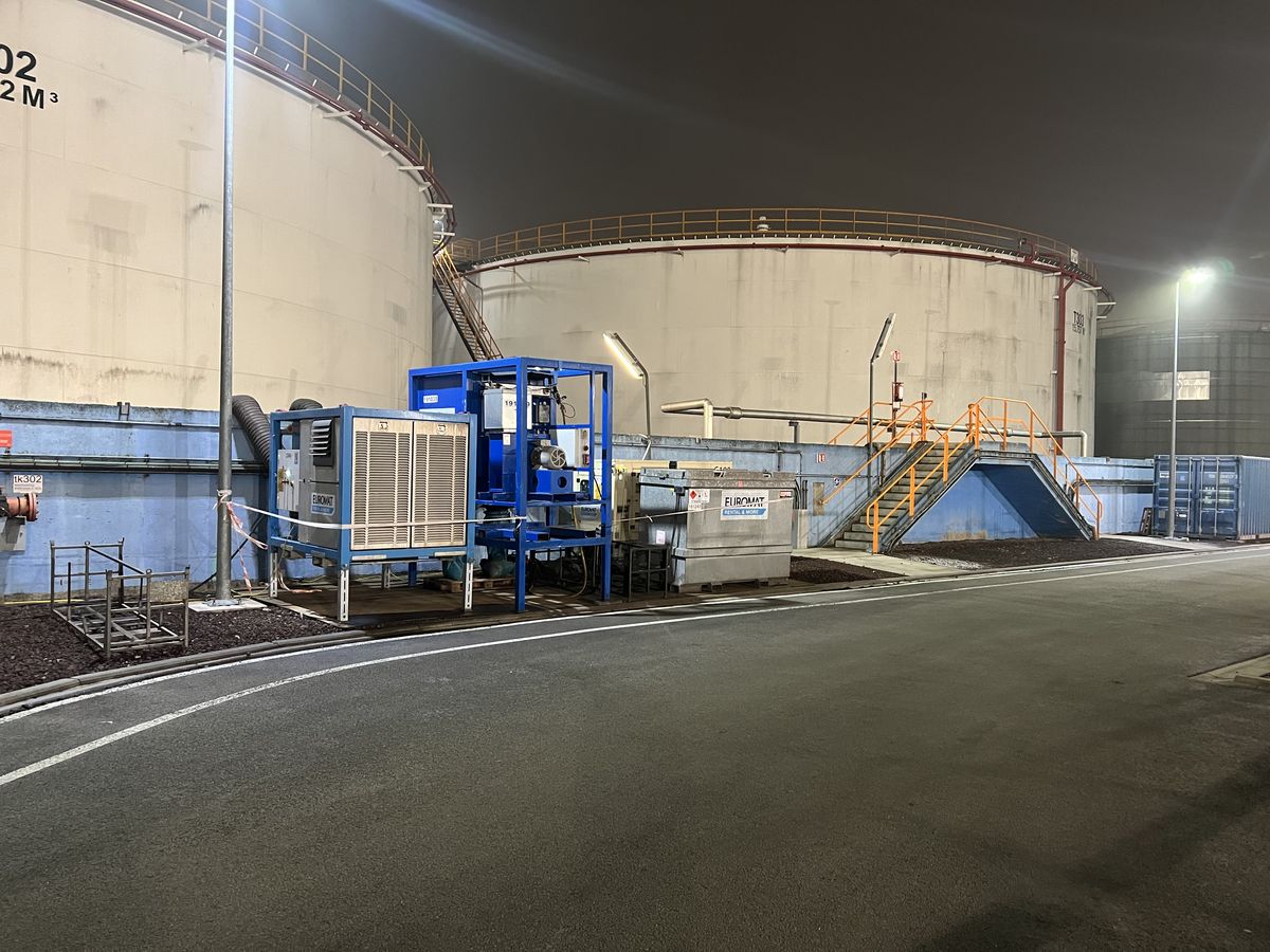 Drogings- en ventilatie-opstelling naast de tank tijdens de coatingwerken
