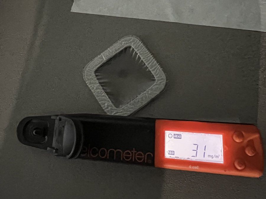 Bresle-test met Elcometer zoutmeter op een gestraalde tankbodem, meetwaarde in mg/m²