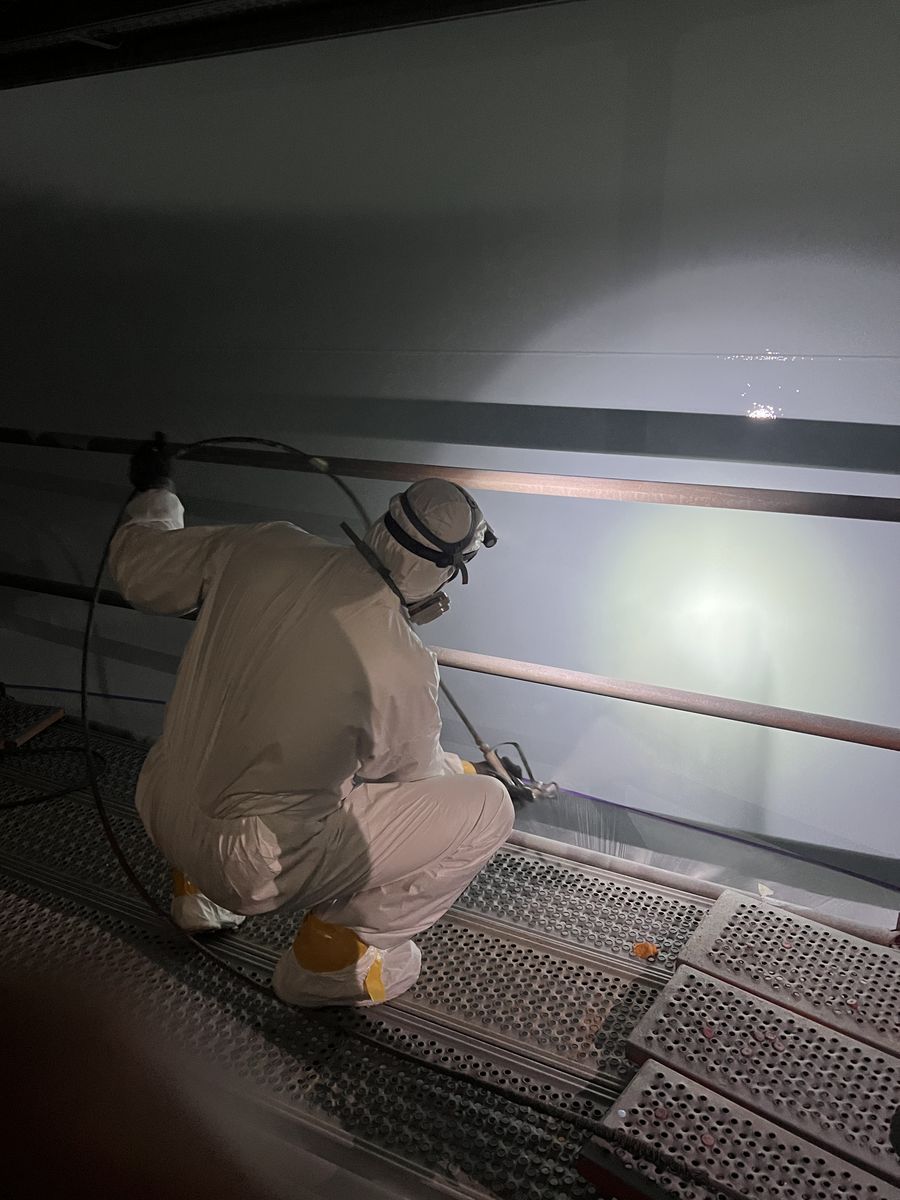 Applicateur in beschermpak spuit de lining airless aan in de tank